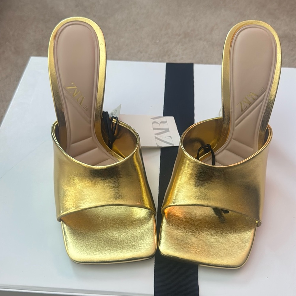 NEW- Women’s gold Zara heels